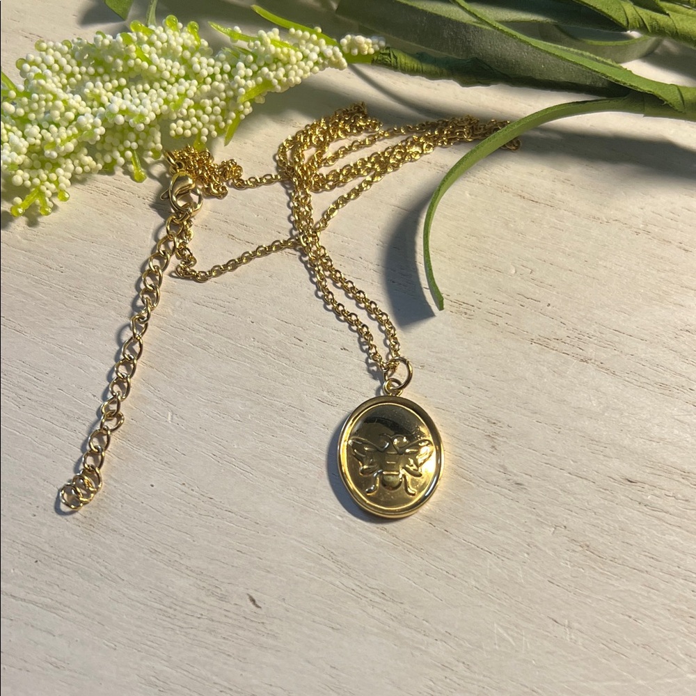 Oak & Ivy Bee necklace